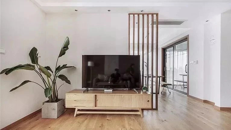 電視墻一定要對稱嗎？這樣不對稱也挺美的！