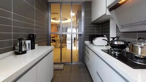 廚房裝玻璃推拉門，簡潔明亮真好看！